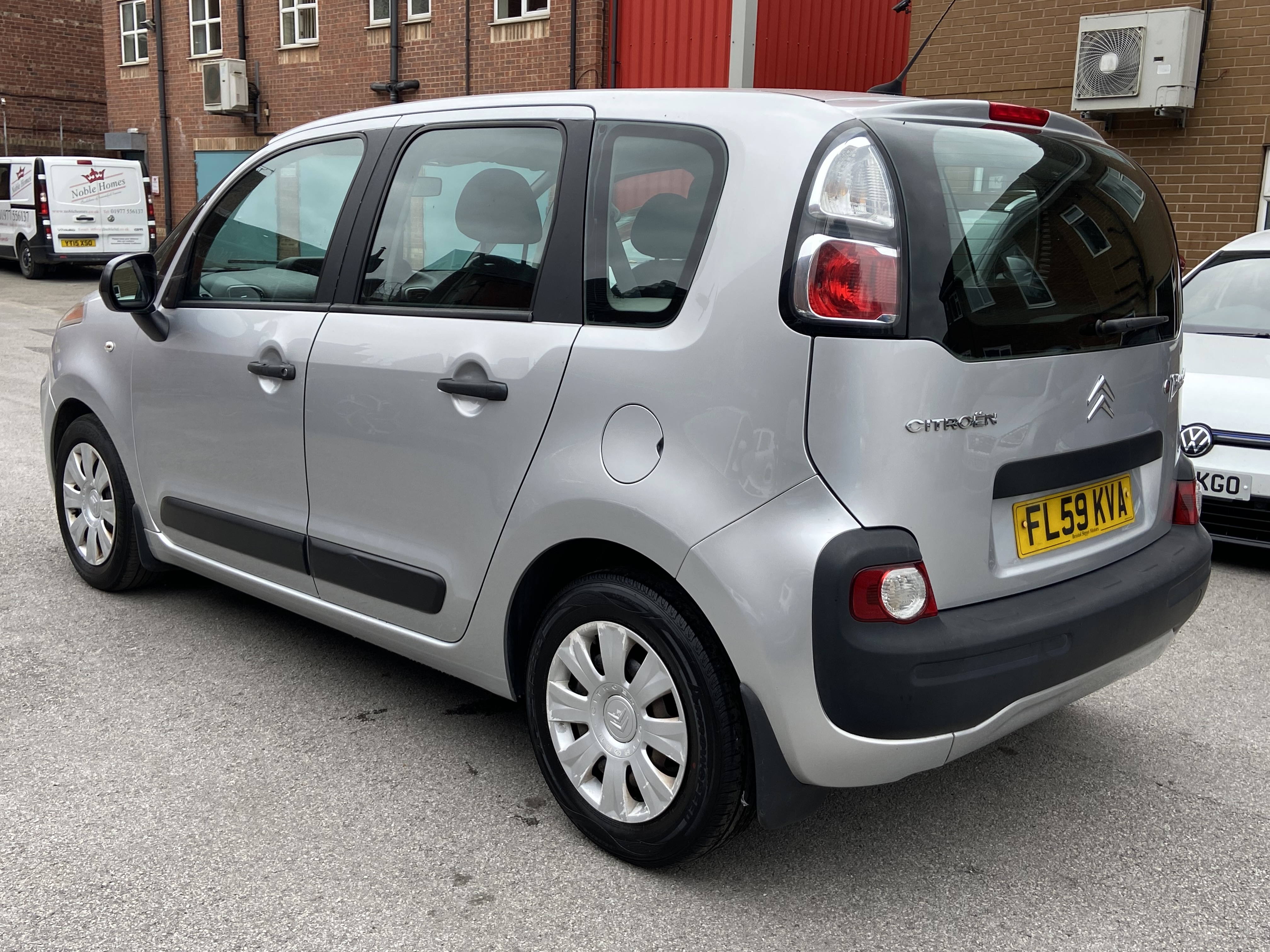 additional car image